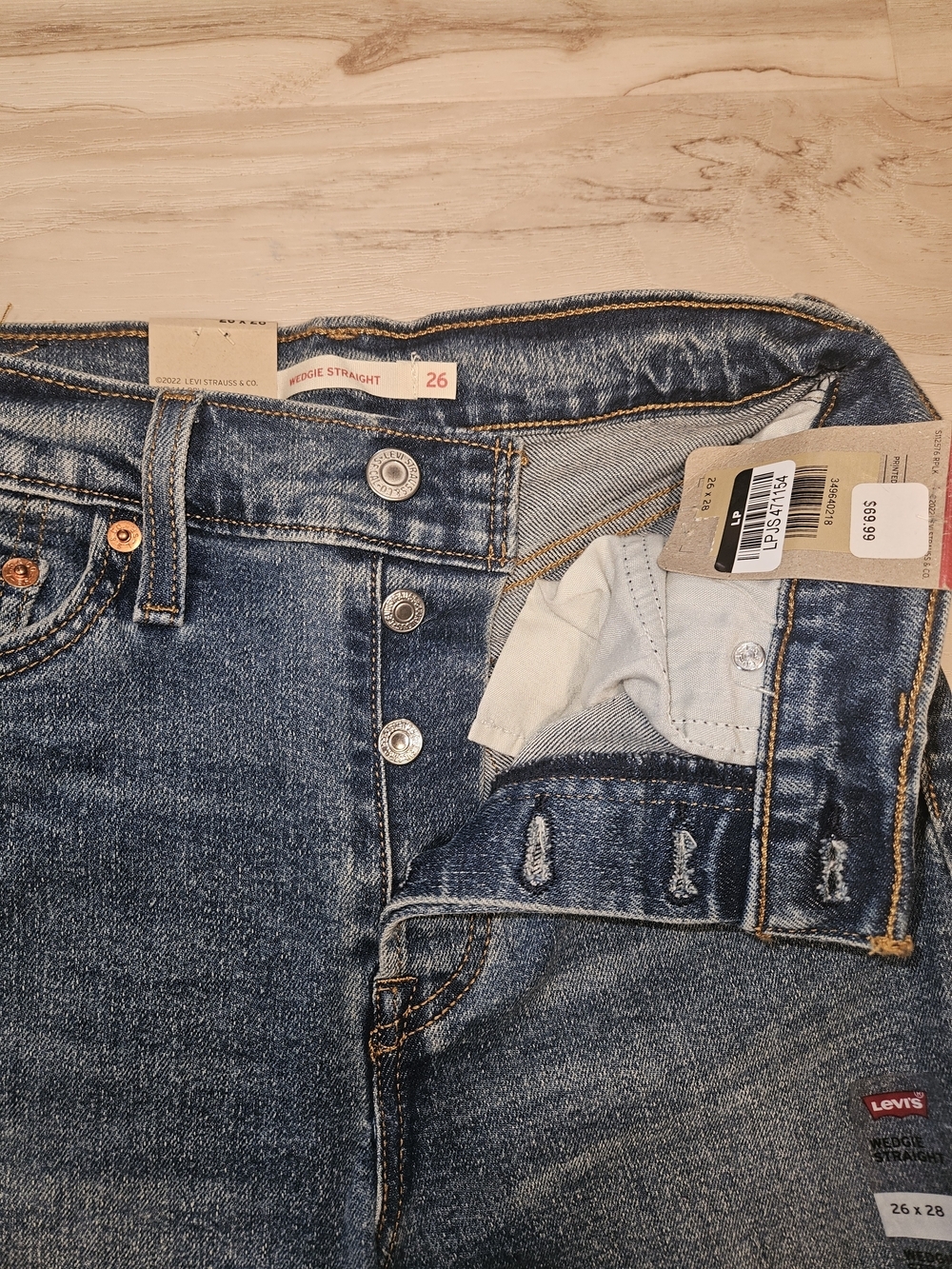 NWT Levi’s Women’s Straight Leg Jeans Medium Wash Button Fly 26x28 - Picture 3 of 8
